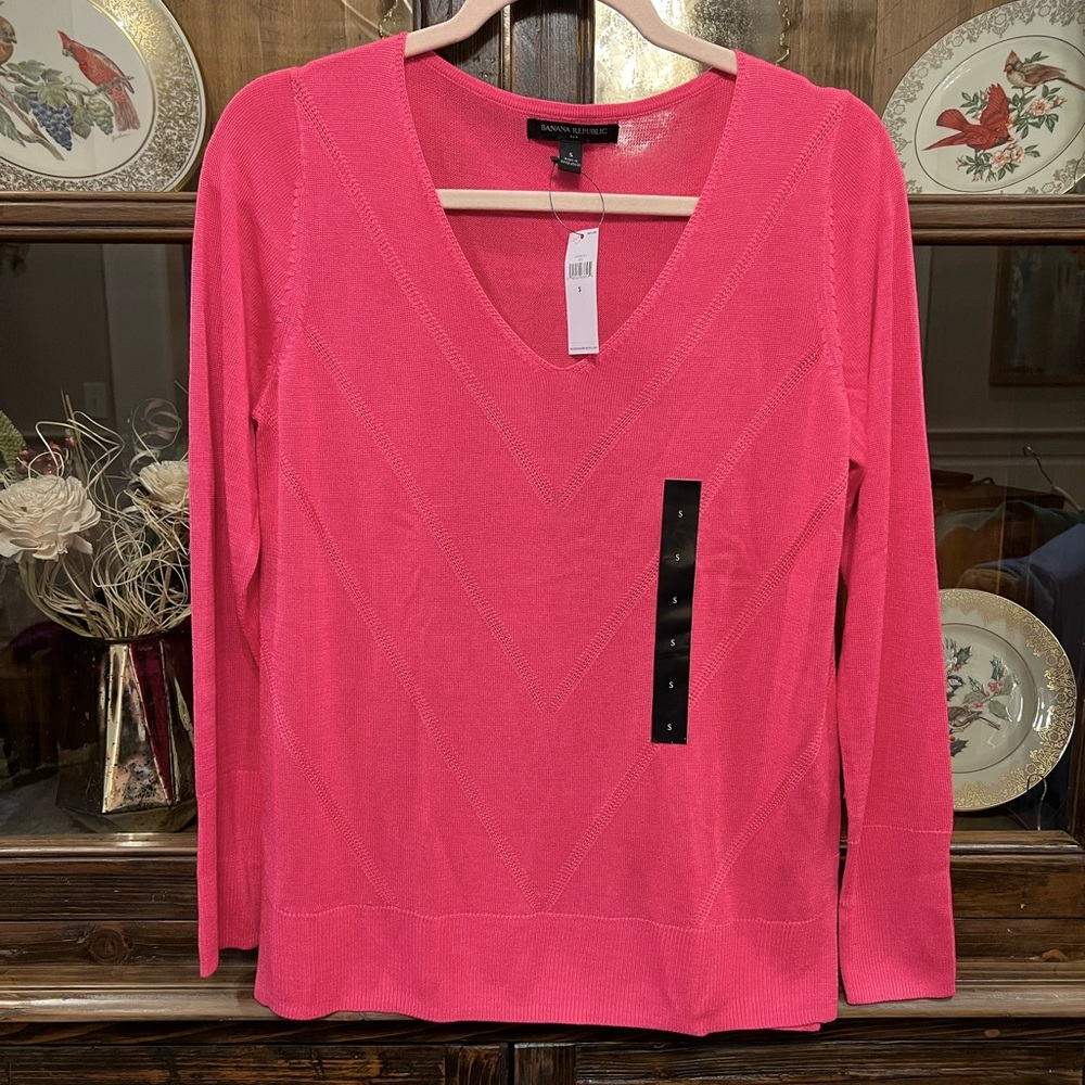 NWT Banana Republic pink v-neck sweater. Size small.